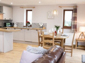 Cottage | Private kitchen | Fridge, microwave, stovetop, dishwasher - Gardener's Lodge (Nantwich)