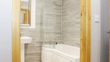 Cottage | Bathroom | Shower, hair dryer