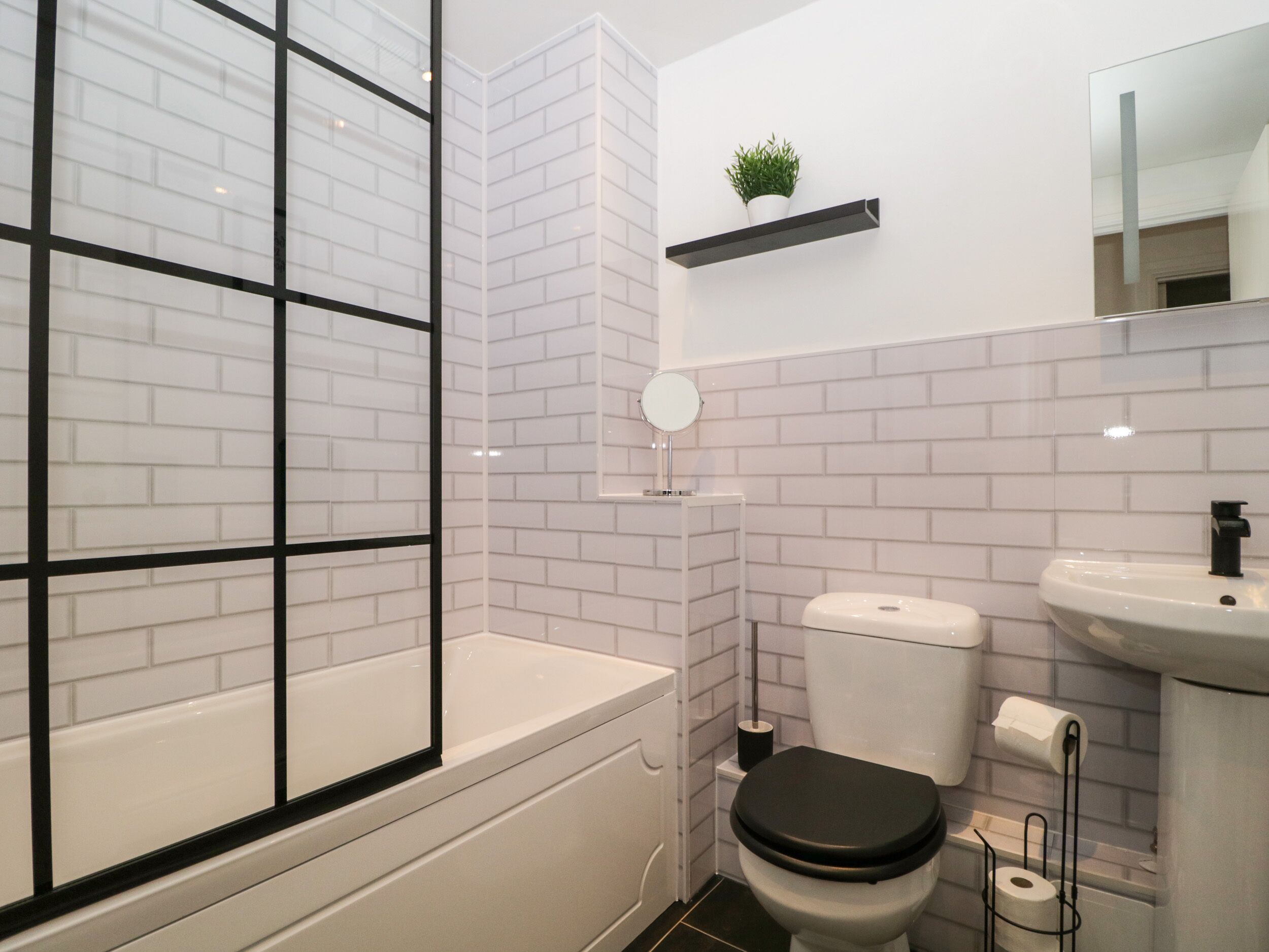 Cottage | Bathroom | Shower, hair dryer