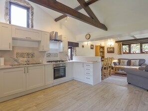 Cottage | Private kitchen | Microwave, stovetop, high chair, cookware/dishes/utensils - Buster Barn (Yelverton)
