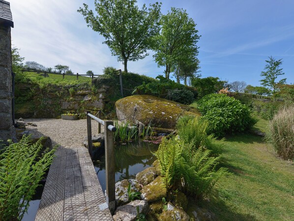 Cottage | Property grounds - Buster Barn (Yelverton)