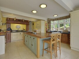 Cottage | Private kitchen | Fridge, microwave, stovetop, dishwasher