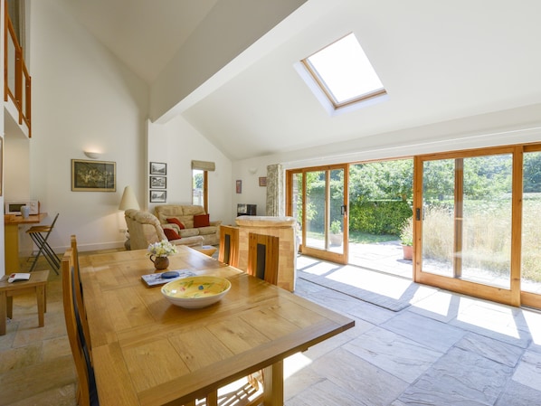 코티지 | 거실 | TV, DVD 플레이어