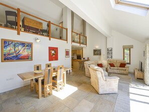 코티지 | 거실 | TV, DVD 플레이어