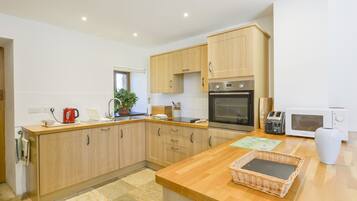 Cottage | Private kitchen | Fridge, microwave, stovetop, dishwasher