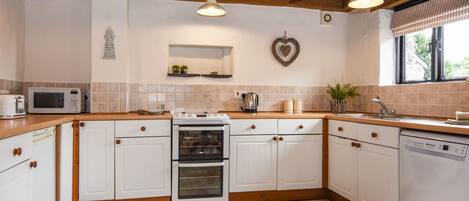 Casa rural | Cuina privada | Placa de cuina, rentaplats i trona