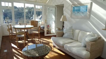 Cottage | Living area