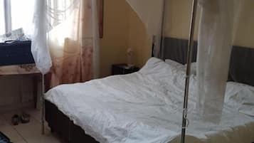 Quarto casal ou duplo standard, para não fumantes | Escrivaninha, Wi-Fi de cortesia, roupa de cama