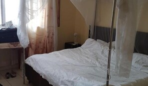 Desk, free WiFi, bed sheets - Precious Blood Guesthouse (Nairobi)