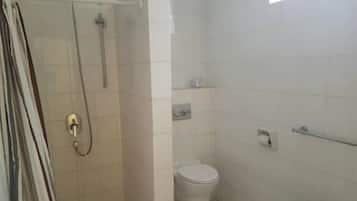 Chuveiro, chuveiro com efeito de chuva, toalhas de banho