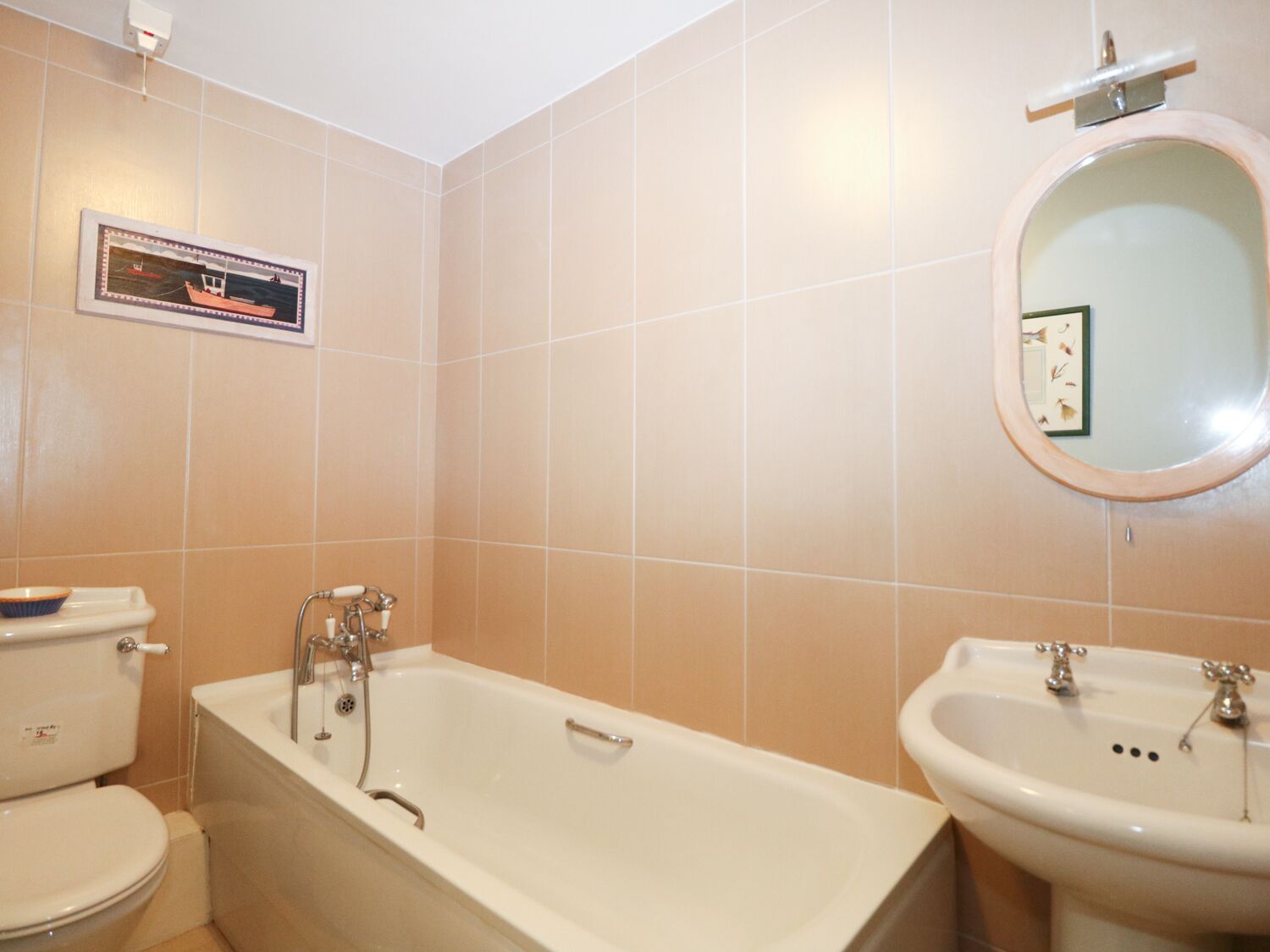Une salle de bain avec une baignoire, des toilettes et un lavabo.