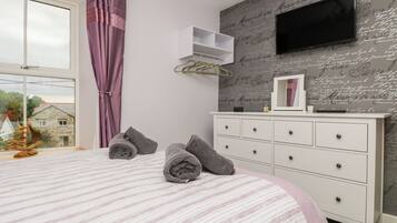 Cottage | 2 bedrooms, individually decorated, individually furnished, free WiFi