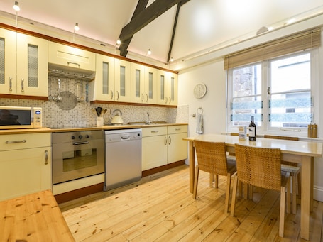 Cottage | Private kitchen | Fridge, microwave, stovetop, dishwasher