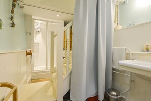 Cottage | Bathroom | Shower