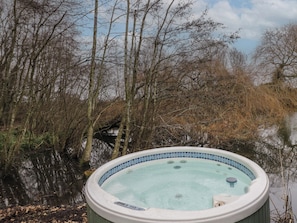 Cottage | Outdoor spa tub