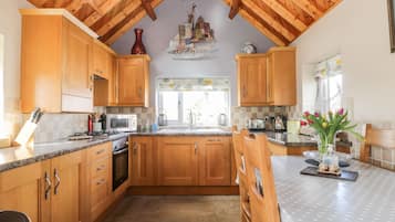 Køleskab, opvaskemaskine, køkkentøj/tallerkener/redskaber