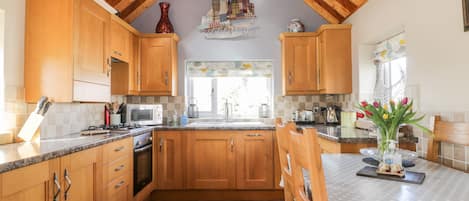 Refrigerador, lavavajillas, utensilios de cocina