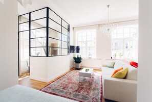 30-cm Smart TV with cable channels, TV