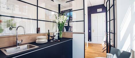 Espresso maker, coffee/tea maker