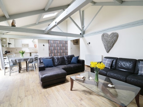 Cottage | Living area | TV