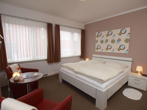 标准双人房 | 办公桌、免费 WiFi、床单