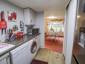 Casa de campo | Cocina privada | Parrilla de estufa, lavavajillas y utensilios de cocina 