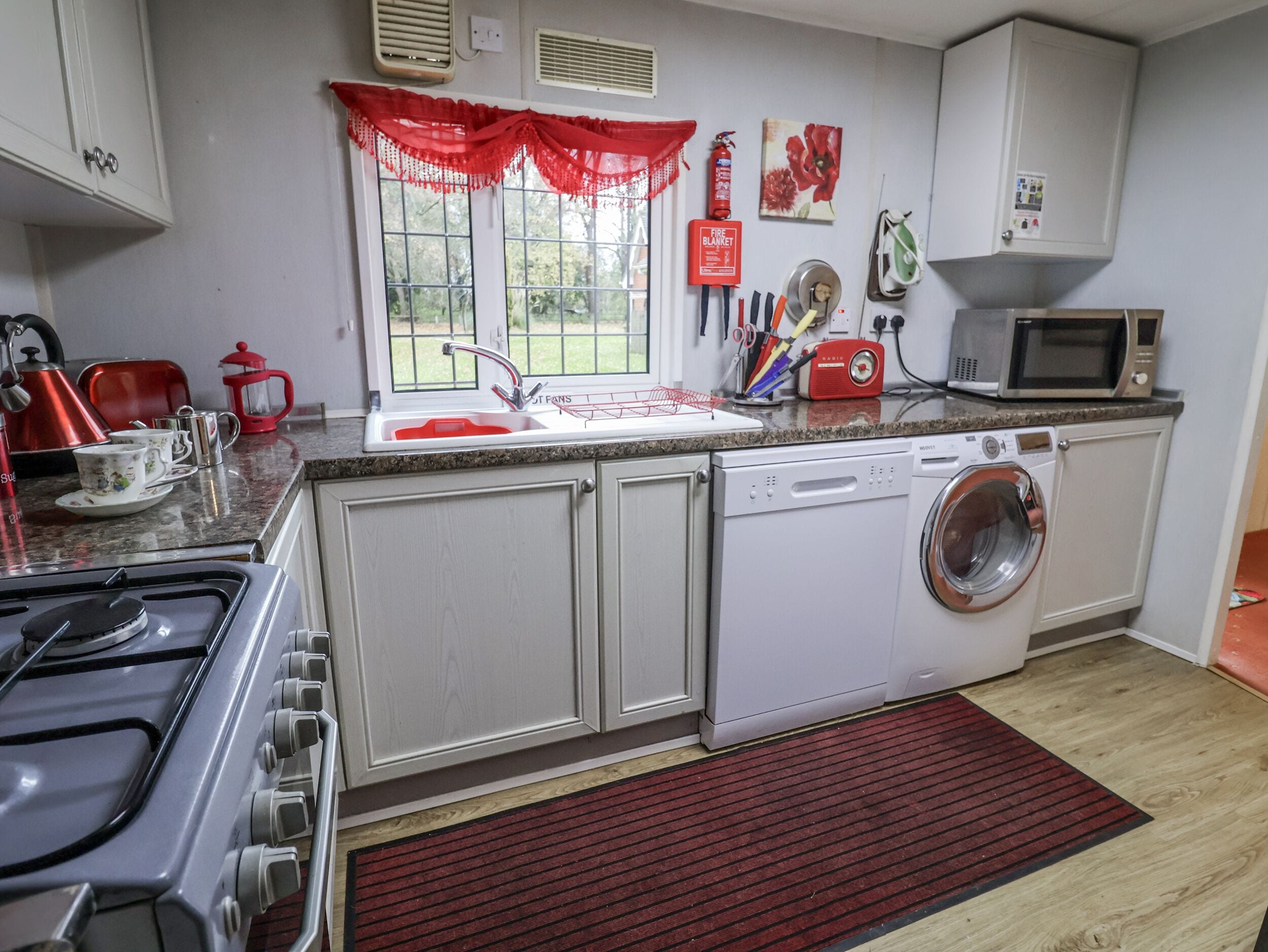 Cottage | Private kitchen | Stovetop, dishwasher, cookware/dishes/utensils