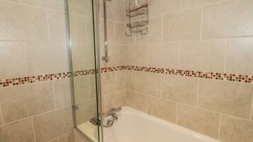 Cottage | Bathroom | Shower, hair dryer