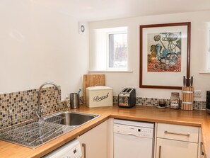 Cottage | Private kitchen | Fridge, microwave, stovetop, dishwasher - 32A (Buxton)