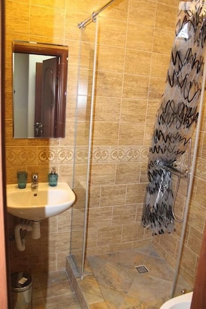 Shower, hydromassage showerhead, hair dryer, towels