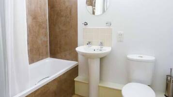 Cottage | Bathroom | Shower, hair dryer