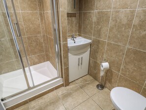 Cottage | Bathroom | Shower, hair dryer