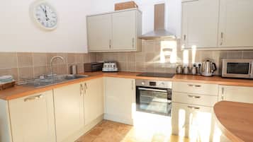 Cottage | Dapur pribadi | Lemari es, microwave, kompor, dan mesin pencuci piring