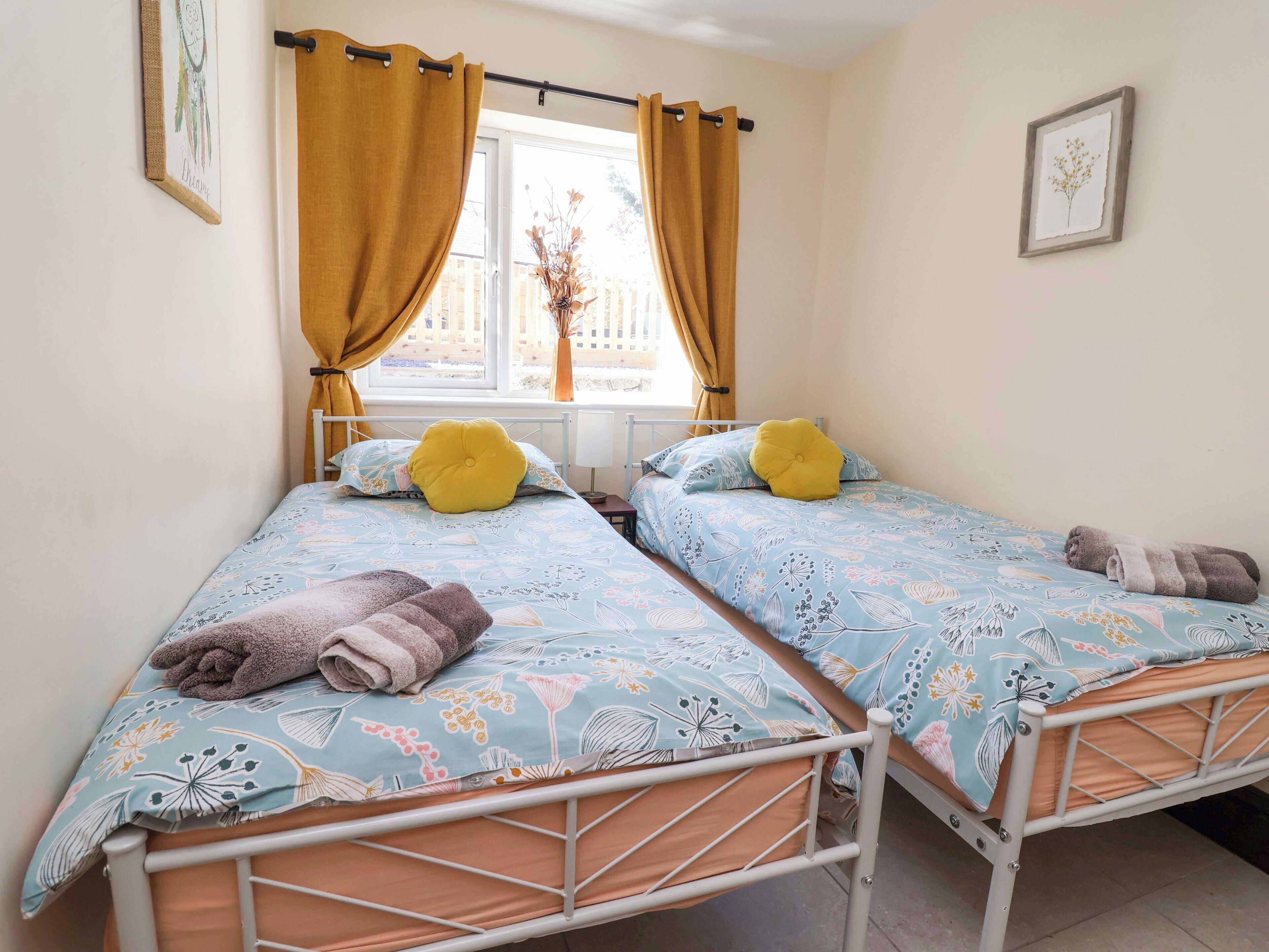 Cottage | 2 bedrooms, individually decorated, individually furnished, free WiFi