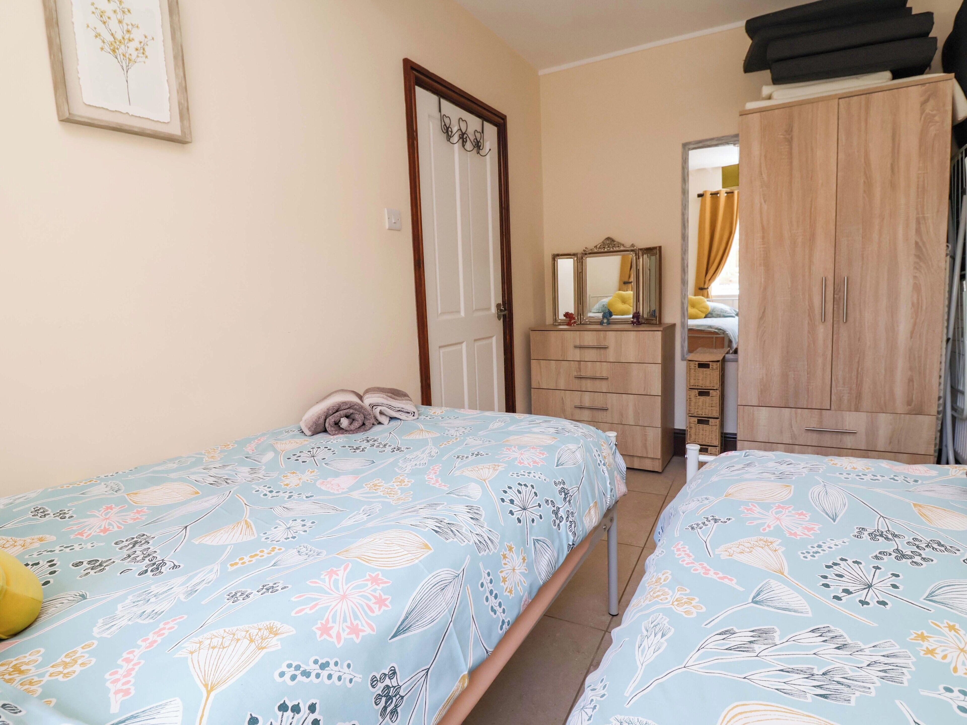 2 habitaciones, decoración personalizada y muebles diferentes 