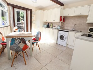 Mökki | Yksityinen keittiö | Syöttötuoli, keittoastiat/astiat/ruokailuvälineet