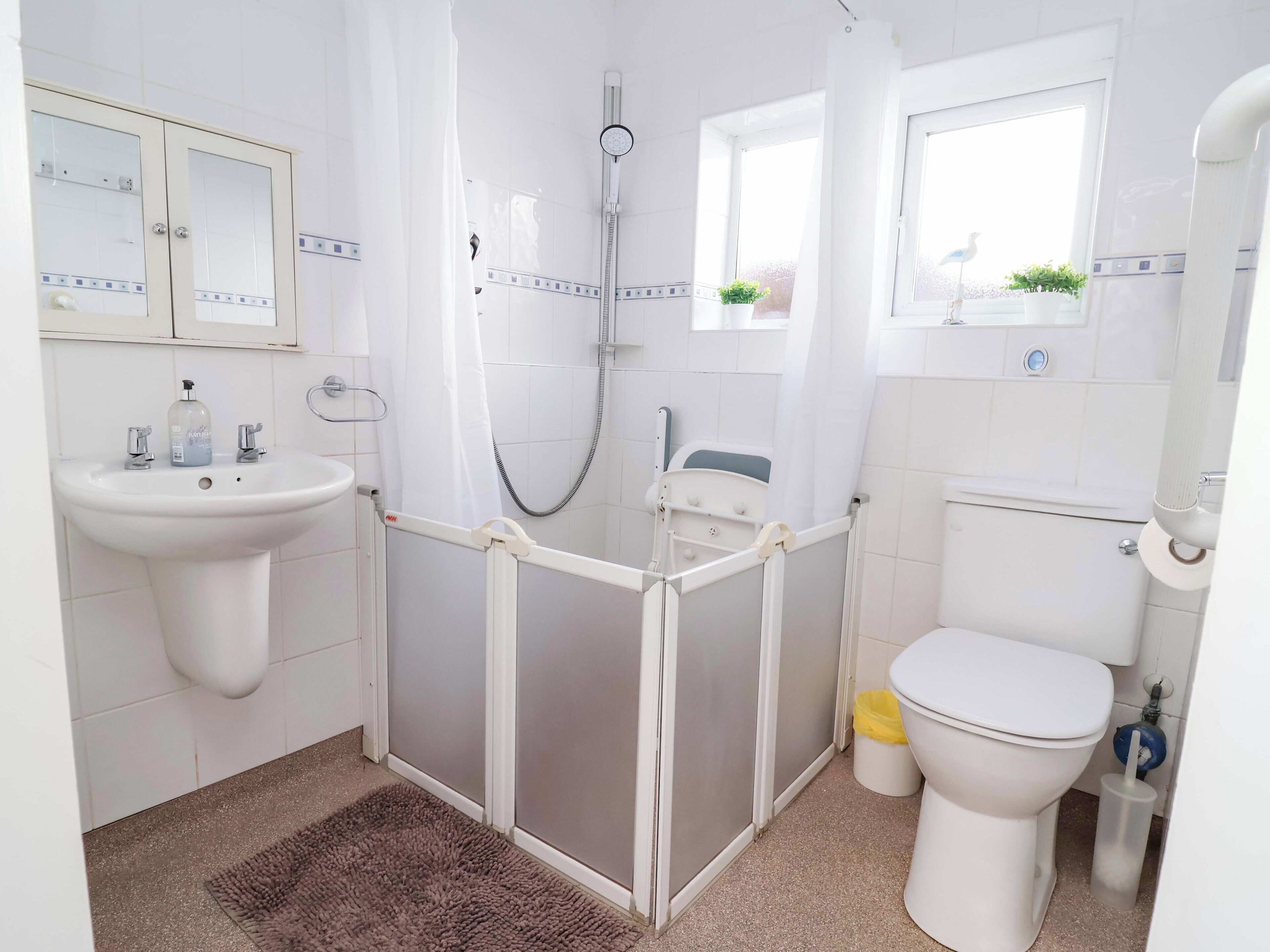 Cottage | Badkamer | Een douche