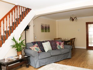 คอทเทจ | ห้องนั่งเล่น | ทีวี