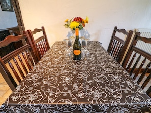 Cottage | Private kitchen | Dishwasher, cookware/dishes/utensils