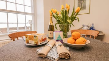 Cottage | Private kitchen | Dishwasher, toaster, cookware/dishes/utensils