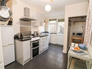 Casa de campo | Cocina privada | Microondas, parrilla de estufa, lavavajillas y utensilios de cocina 