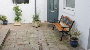 A bench outside a house with a door and windows. - Sea Spray (Eyemouth)