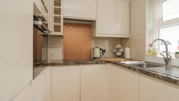Cottage | Private kitchen | Microwave, stovetop, dishwasher, cookware/dishes/utensils