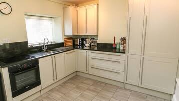 Dishwasher, cookware/dishes/utensils