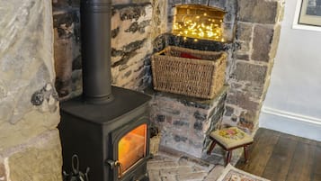 Cottage | 2 bedrooms, individually decorated, individually furnished, free WiFi