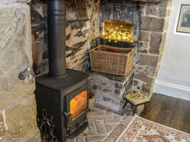 Cottage | 2 bedrooms, individually decorated, individually furnished, free WiFi