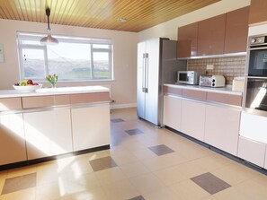 コテージ | 専用キッチン | 食器洗い機、調理器具と食器