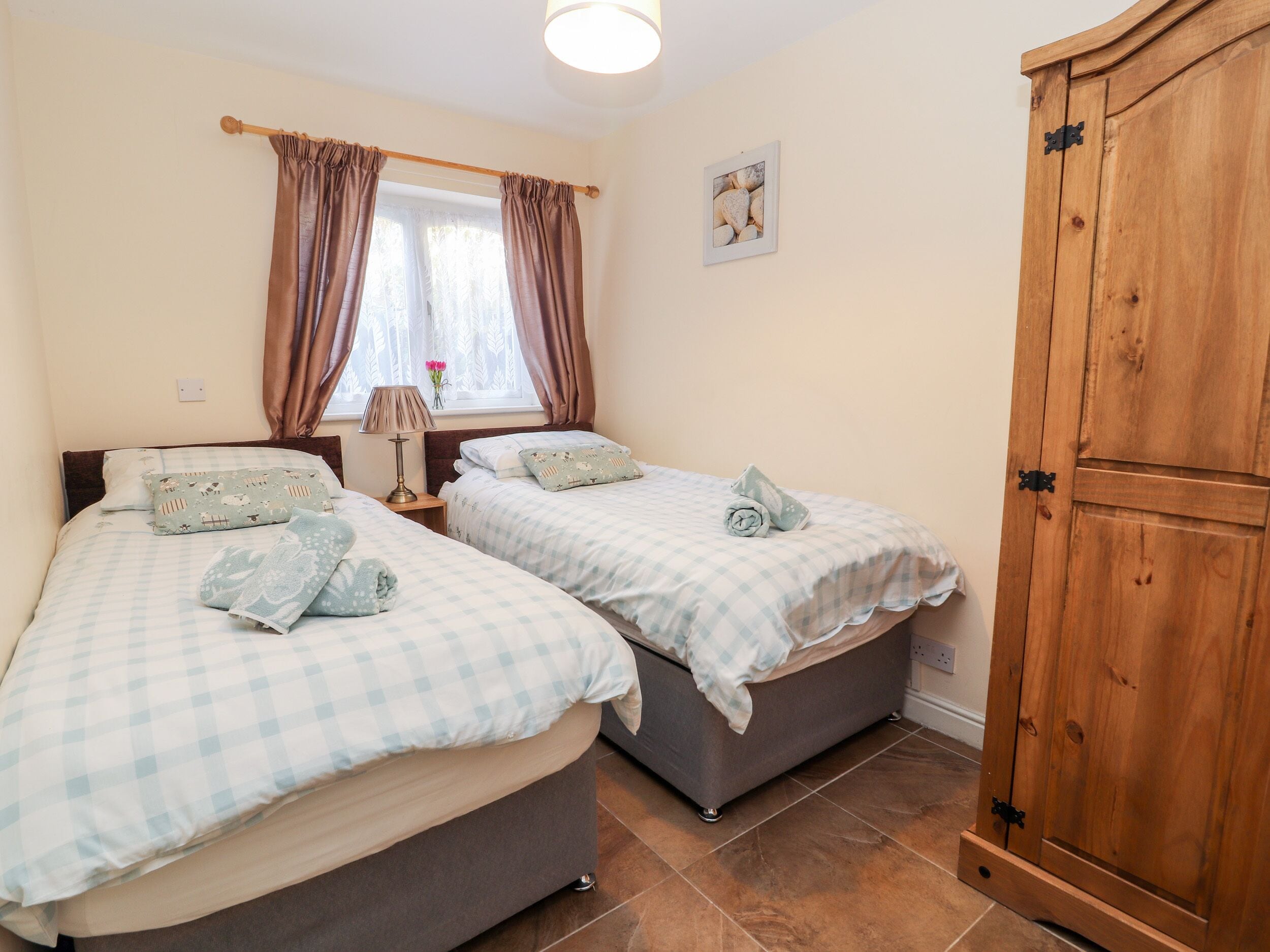 Cottage | 2 phòng ngủ, trang trí khác biệt 