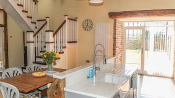 Cottage | Private kitchen | Microwave, stovetop, dishwasher, cookware/dishes/utensils