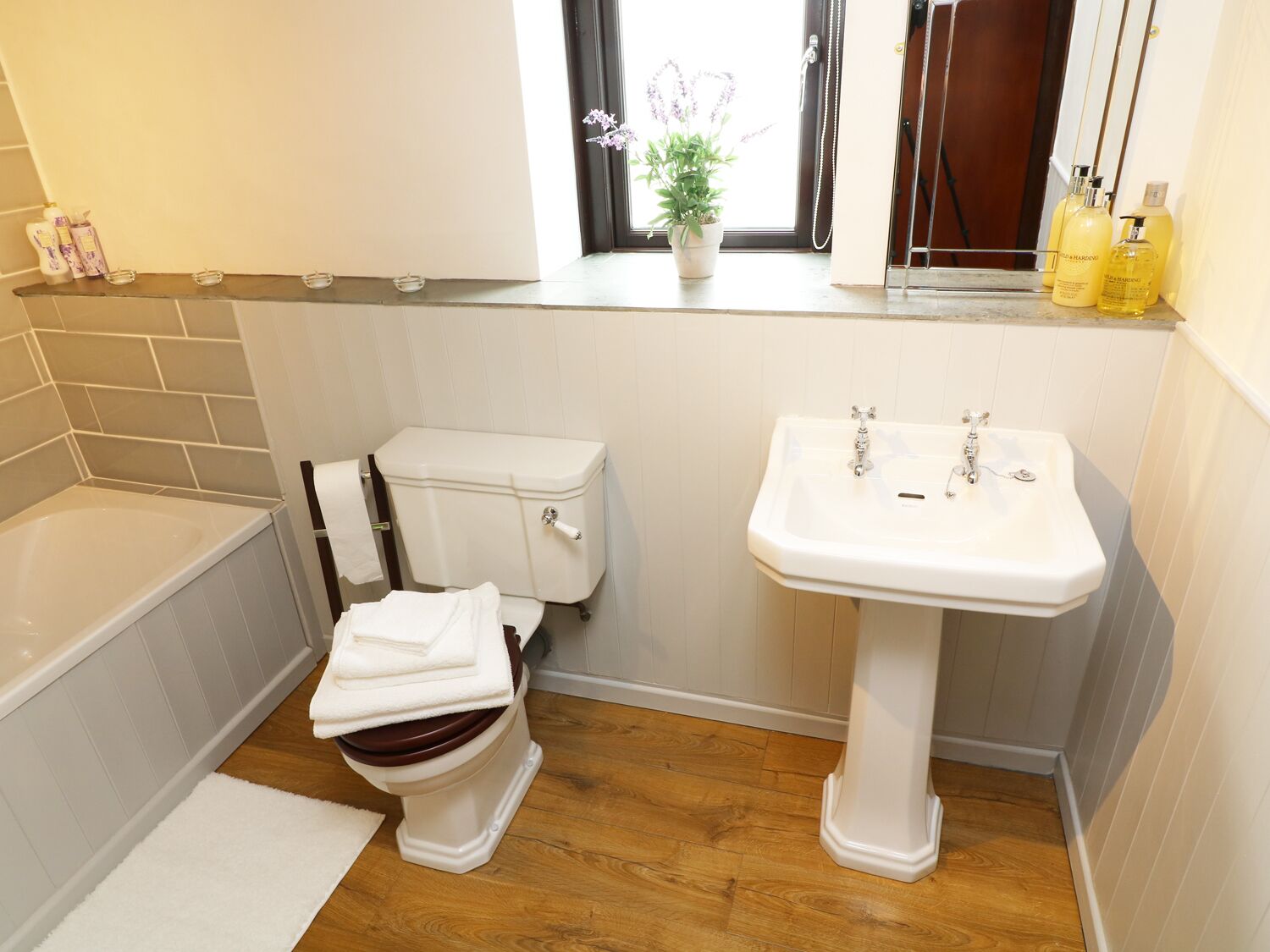A bathroom with a toilet, sink, and bathtub.